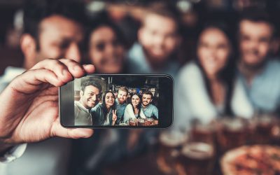 Selfie vs. Memoria: uno scontro impari che ci fa godere meno dei momenti più belli